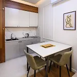 Axiom - Center Apartment *