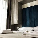 Apartment Axiom - Center