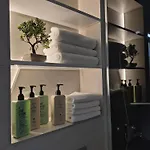 Apartment Axiom - Center *