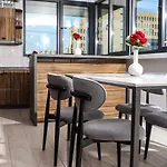 Axiom - Center Apartment
