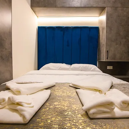 Apartment Axiom - Center *